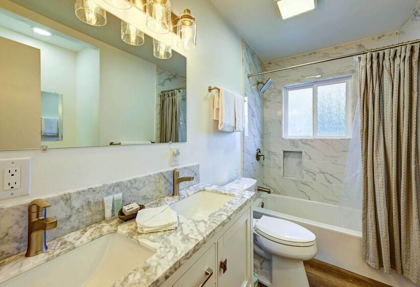 Dog Friendly Oakhurst Home: Walk To Downtown!