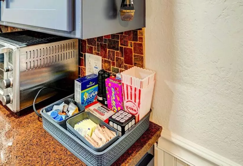 Dog Friendly Oakhurst Home: Walk To Downtown!