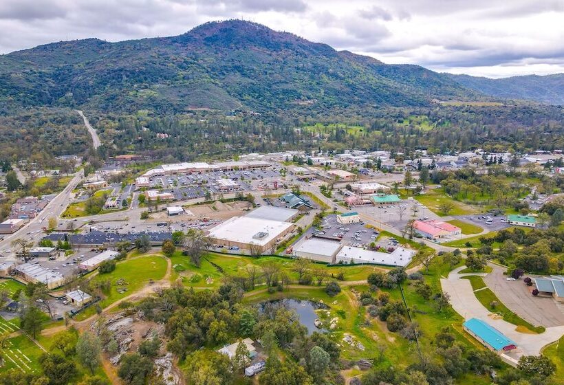 Dog Friendly Oakhurst Home: Walk To Downtown!