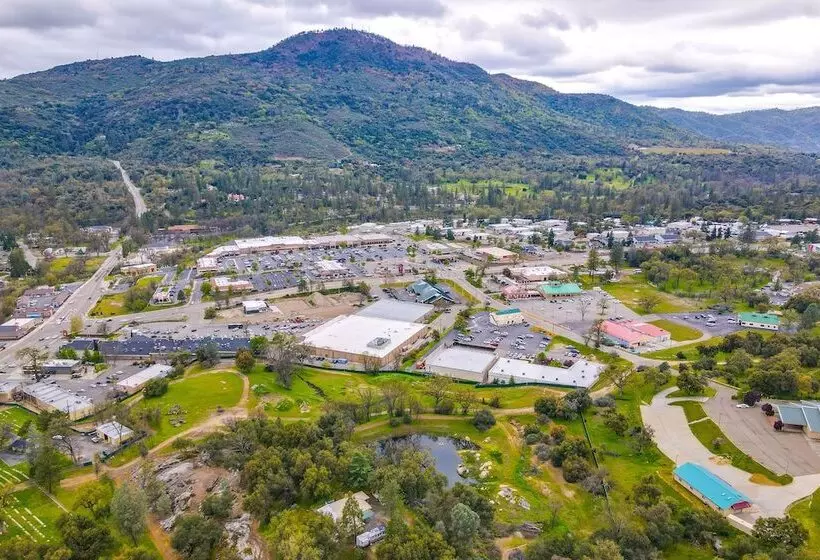 Dog Friendly Oakhurst Home: Walk To Downtown!