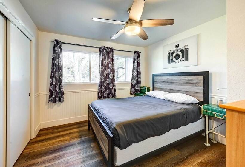 Dog Friendly Oakhurst Home: Walk To Downtown!