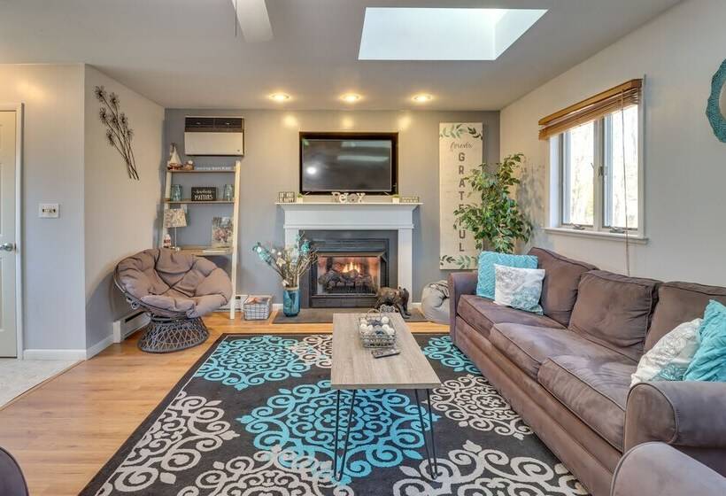 Happy Place By The Lake W/ Fire Pit: Walk To Beach