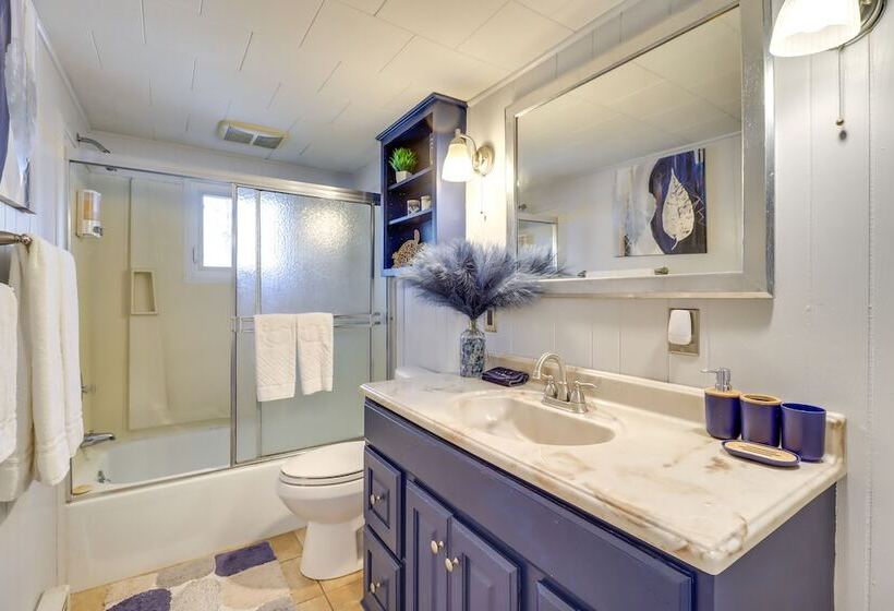 Happy Place By The Lake W/ Fire Pit: Walk To Beach