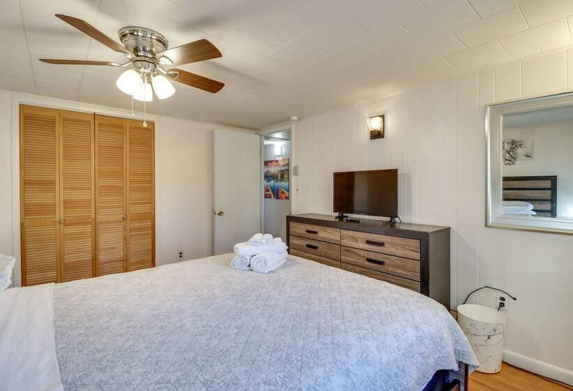 Happy Place By The Lake W/ Fire Pit: Walk To Beach