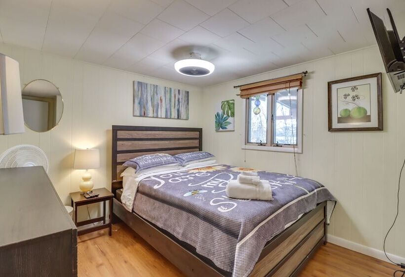 Happy Place By The Lake W/ Fire Pit: Walk To Beach