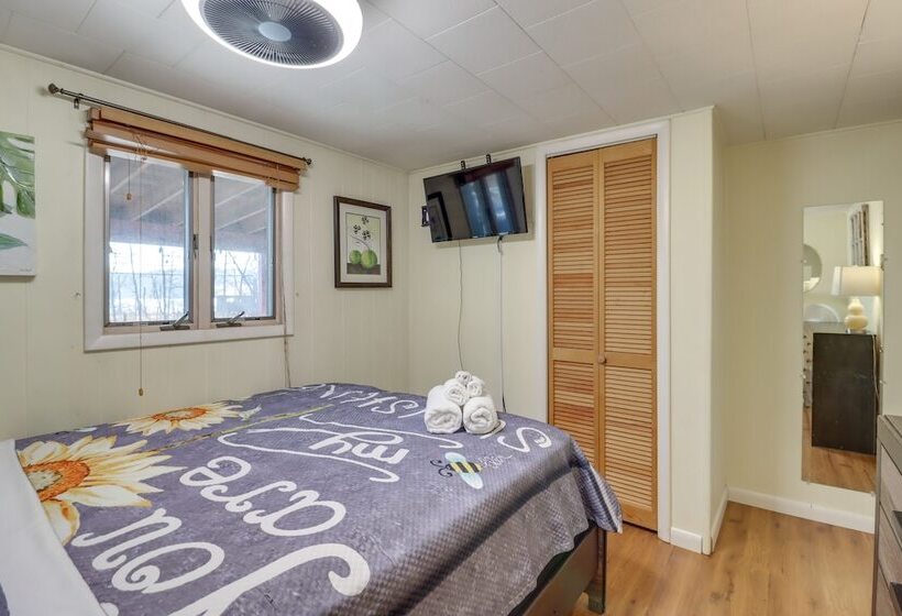 Happy Place By The Lake W/ Fire Pit: Walk To Beach