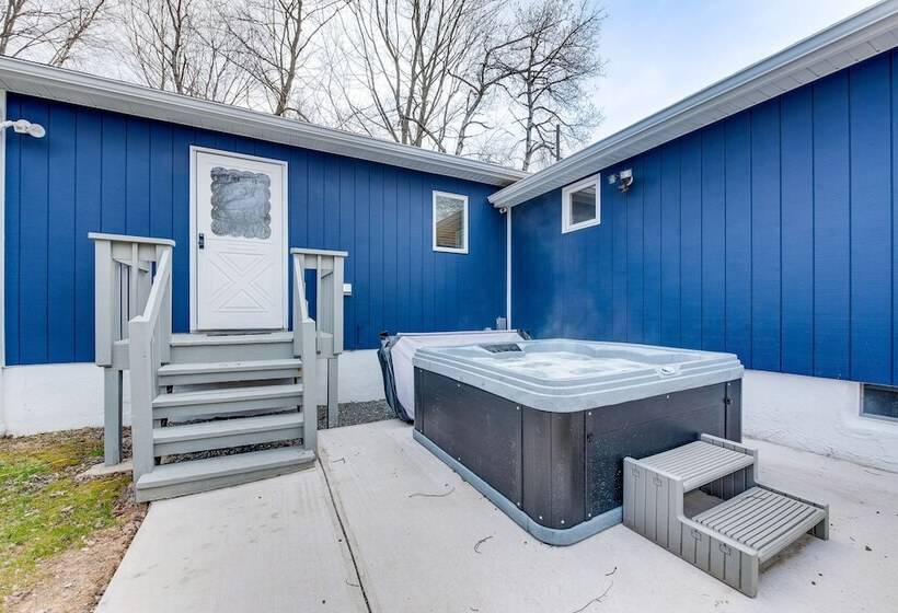 Happy Place By The Lake W/ Fire Pit: Walk To Beach