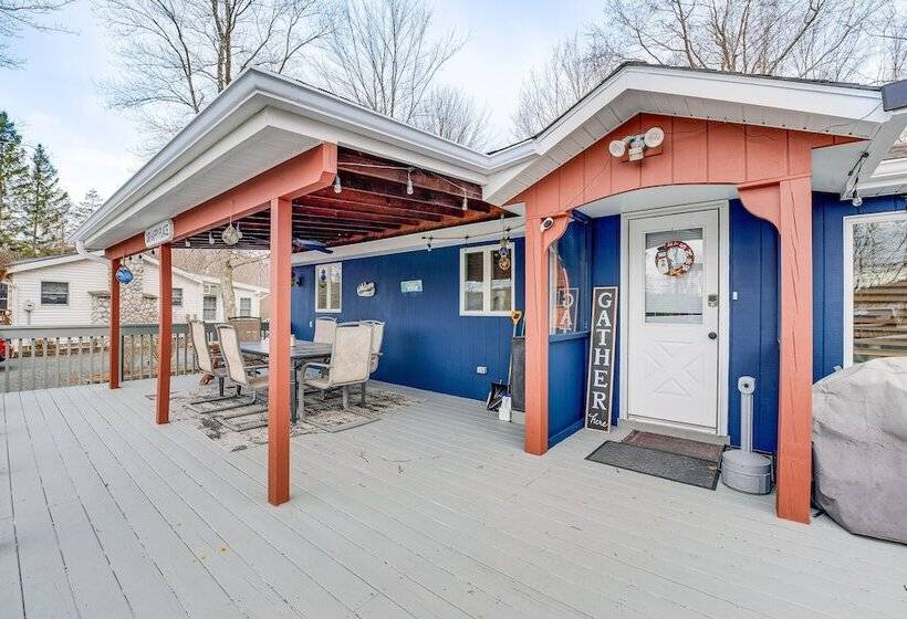 Happy Place By The Lake W/ Fire Pit: Walk To Beach