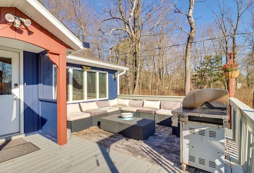 Happy Place By The Lake W/ Fire Pit: Walk To Beach