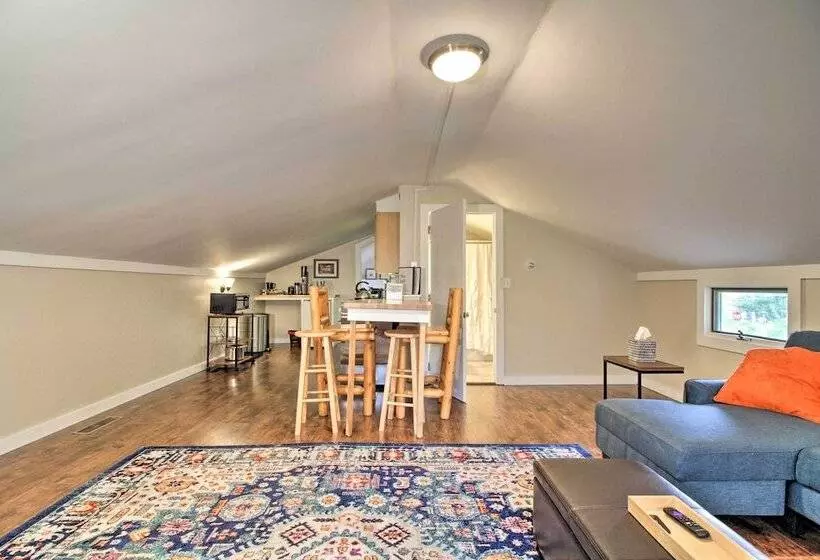 Idyllic Wallingford Retreat   Near Skiing & Hiking