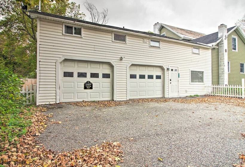 Idyllic Wallingford Retreat   Near Skiing & Hiking