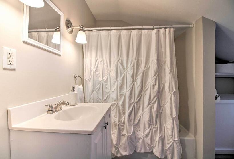 Idyllic Wallingford Retreat   Near Skiing & Hiking