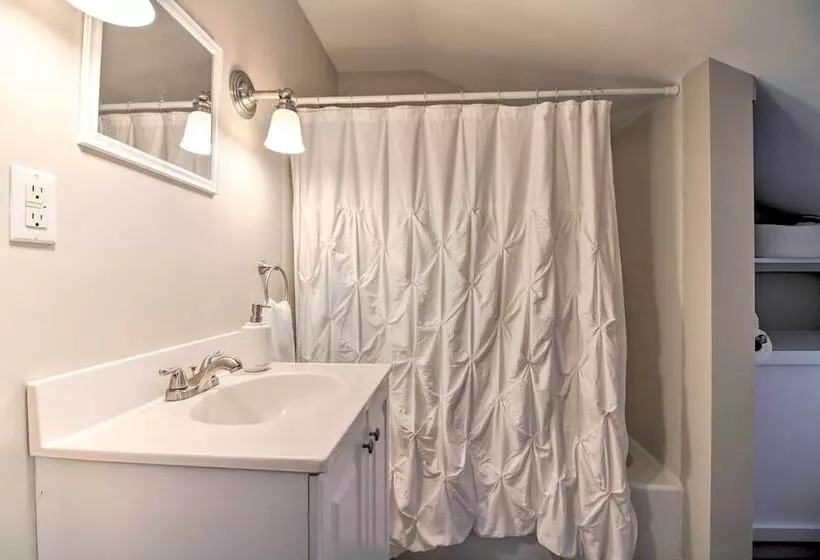 Idyllic Wallingford Retreat   Near Skiing & Hiking