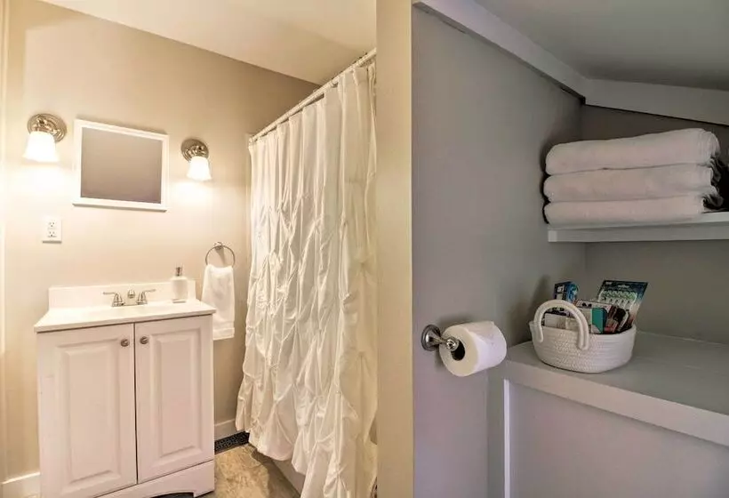 Idyllic Wallingford Retreat   Near Skiing & Hiking