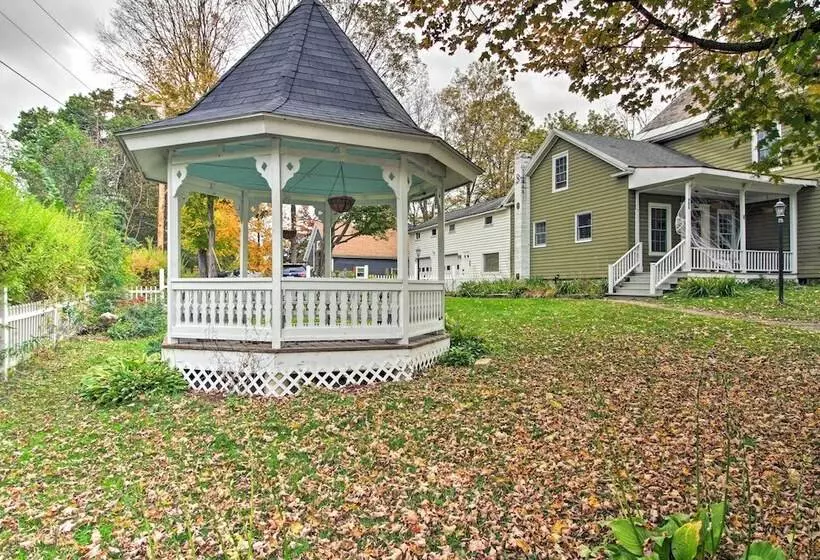 Idyllic Wallingford Retreat   Near Skiing & Hiking