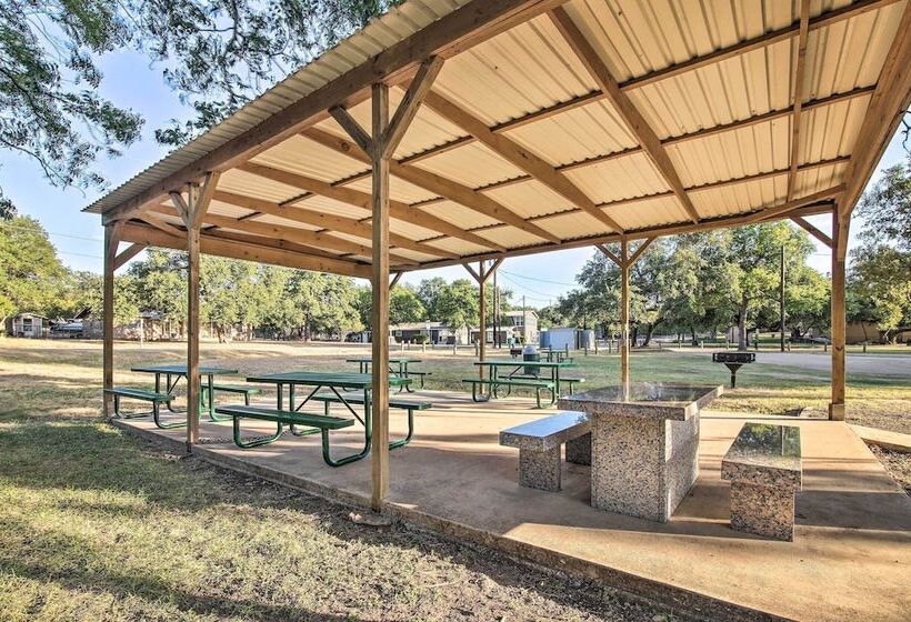 Lake Lbj Cabin: Walk To Parks & Boat Ramp!