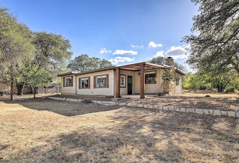 Lake Lbj Cabin: Walk To Parks & Boat Ramp!