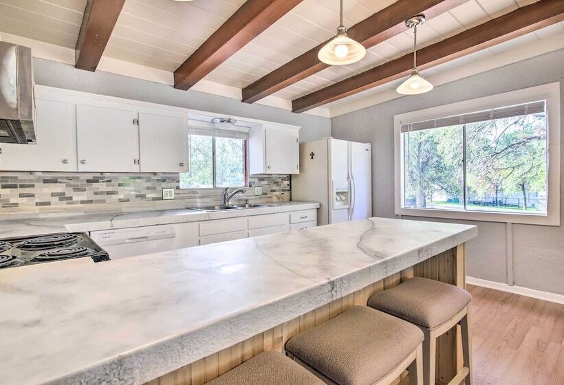 Lake Lbj Cabin: Walk To Parks & Boat Ramp!