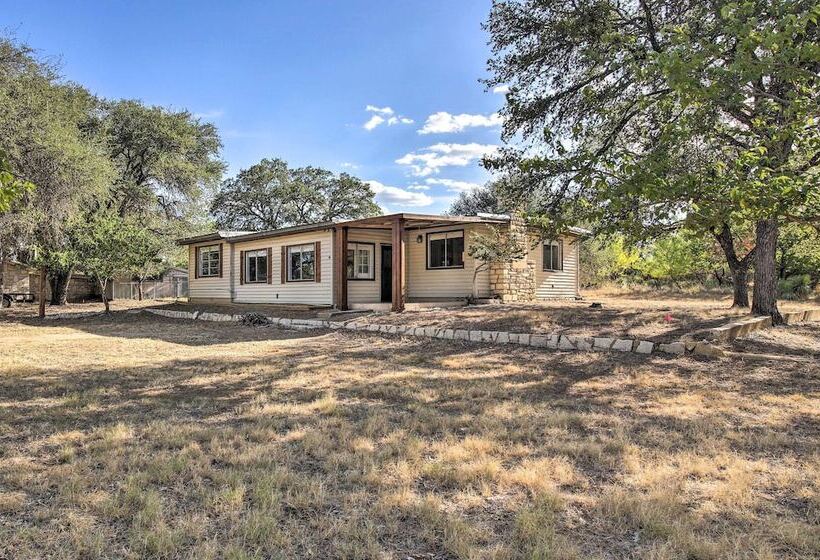 Lake Lbj Cabin: Walk To Parks & Boat Ramp!