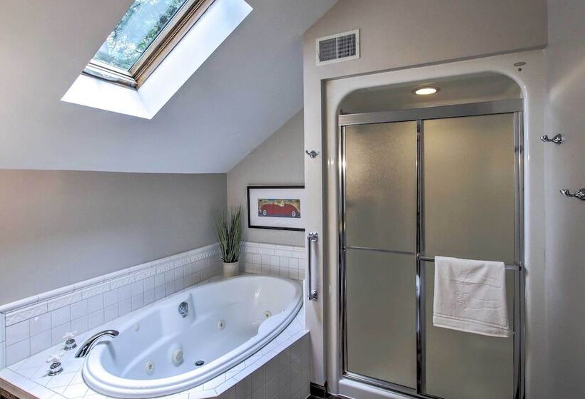 Lakefront Plymouth Cottage W/ Private Hot Tub