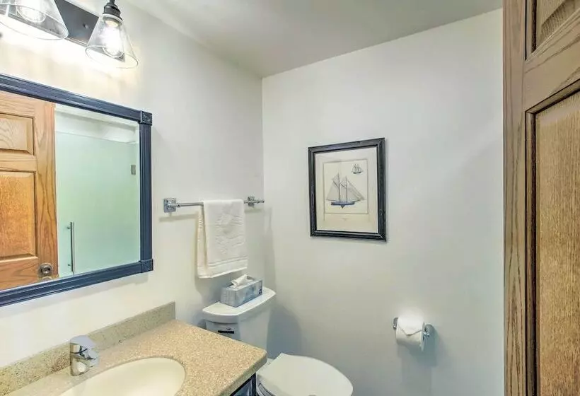 Lakefront Plymouth Cottage W/ Private Hot Tub