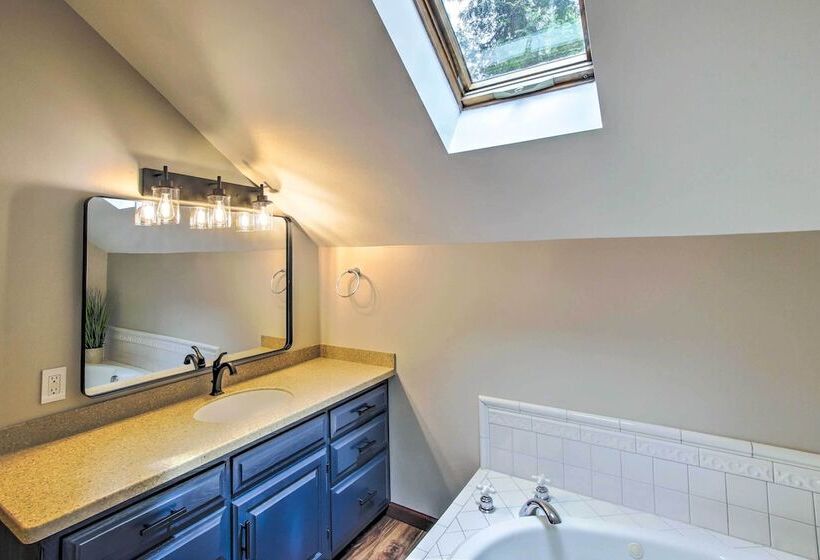 Lakefront Plymouth Cottage W/ Private Hot Tub