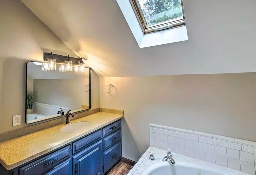 Lakefront Plymouth Cottage W/ Private Hot Tub