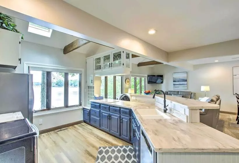 Lakefront Plymouth Cottage W/ Private Hot Tub