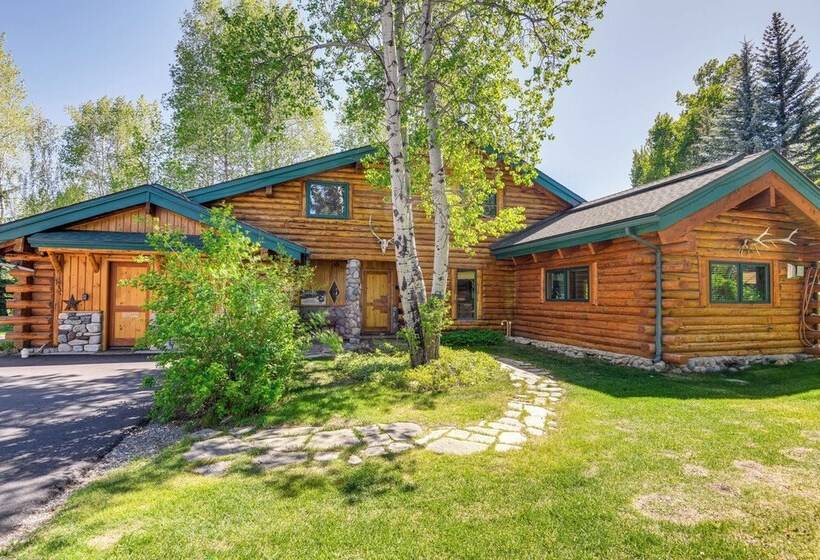 Life On Easy Street W/ Hot Tub: 7 Mi To Dwtn!