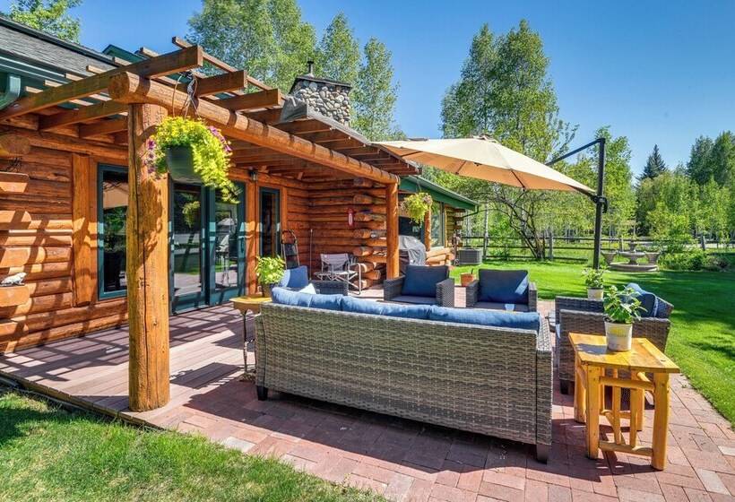 Life On Easy Street W/ Hot Tub: 7 Mi To Dwtn!