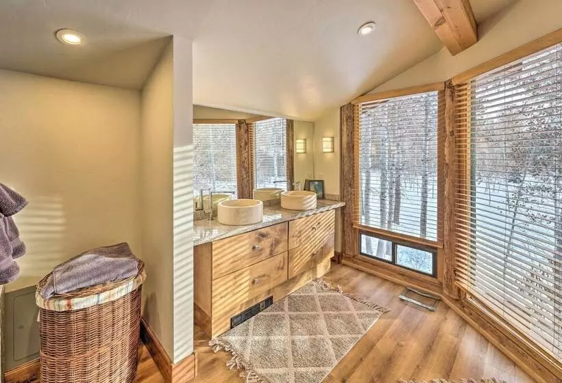 Life On Easy Street W/ Hot Tub: 7 Mi To Dwtn!