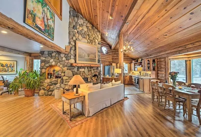 Life On Easy Street W/ Hot Tub: 7 Mi To Dwtn!