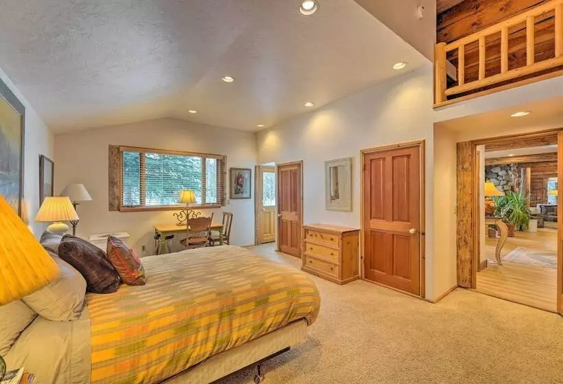 Life On Easy Street W/ Hot Tub: 7 Mi To Dwtn!