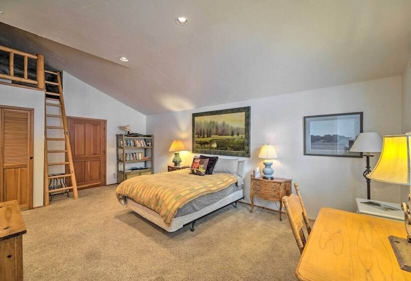 Life On Easy Street W/ Hot Tub: 7 Mi To Dwtn!