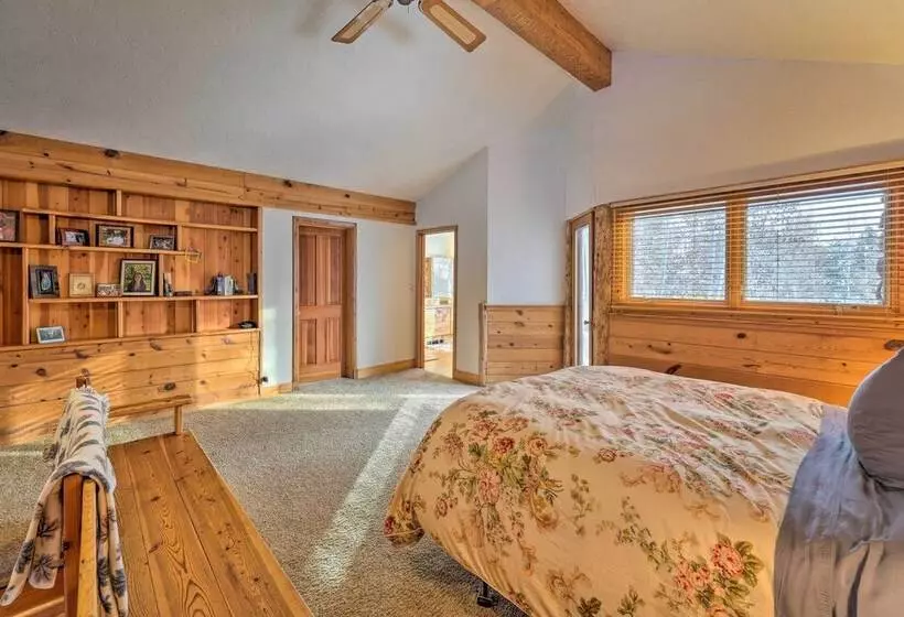 Life On Easy Street W/ Hot Tub: 7 Mi To Dwtn!