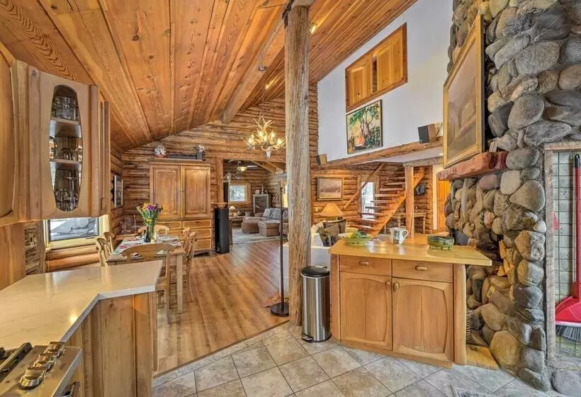 Life On Easy Street W/ Hot Tub: 7 Mi To Dwtn!