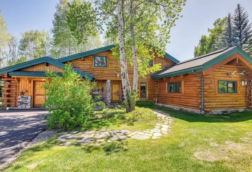 Life On Easy Street W/ Hot Tub: 7 Mi To Dwtn!