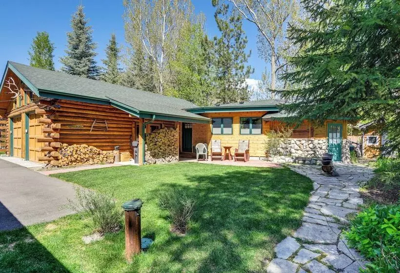 Life On Easy Street W/ Hot Tub: 7 Mi To Dwtn!