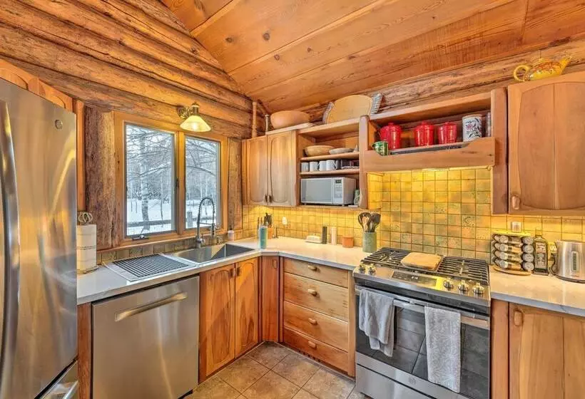 Life On Easy Street W/ Hot Tub: 7 Mi To Dwtn!