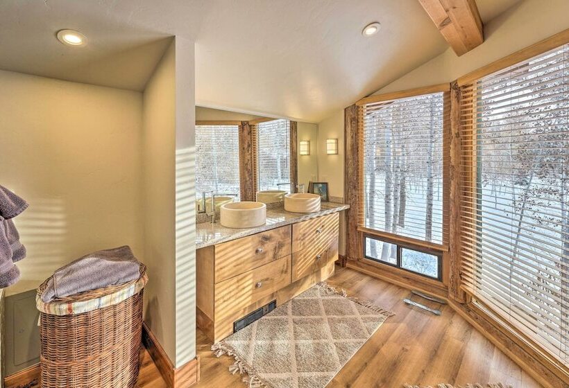 Life On Easy Street W/ Hot Tub: 7 Mi To Dwtn!