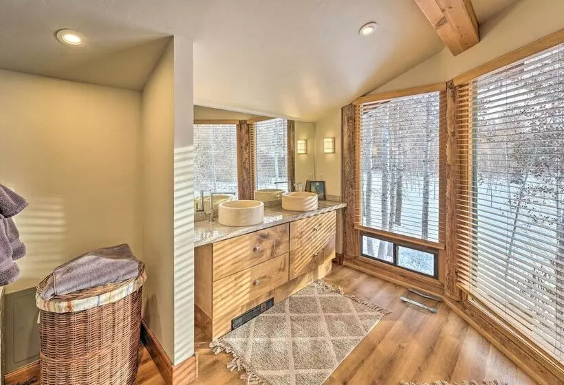 Life On Easy Street W/ Hot Tub: 7 Mi To Dwtn!