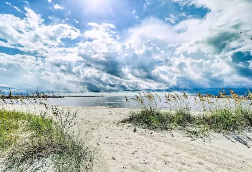 Long Beach Hideaway: Walk To Beach, Shops & Bars!