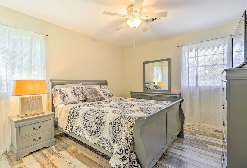 Long Beach Hideaway: Walk To Beach, Shops & Bars!