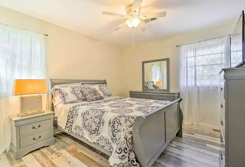 Long Beach Hideaway: Walk To Beach, Shops & Bars!