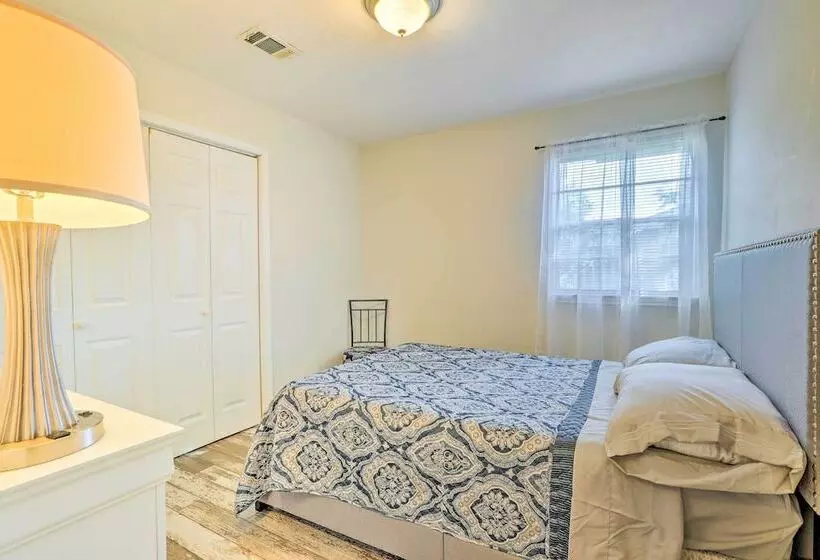 Long Beach Hideaway: Walk To Beach, Shops & Bars!