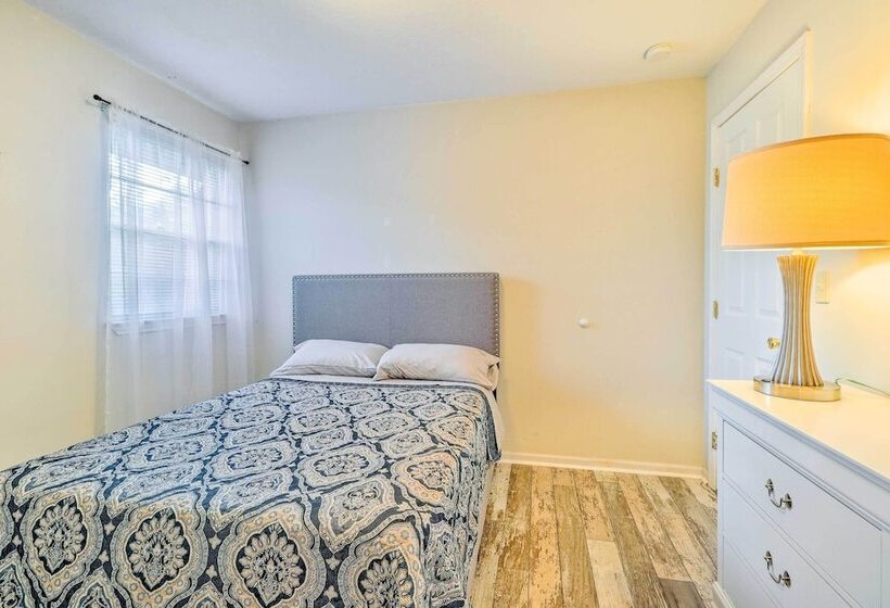 Long Beach Hideaway: Walk To Beach, Shops & Bars!