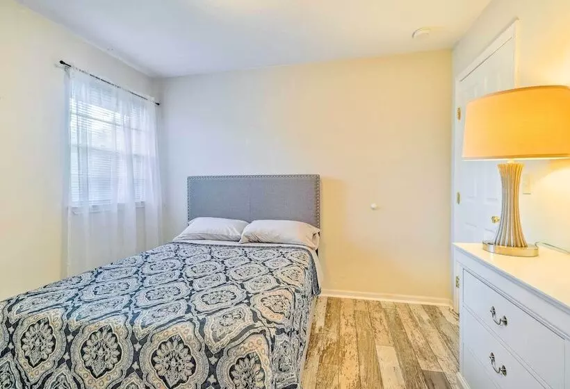 Long Beach Hideaway: Walk To Beach, Shops & Bars!