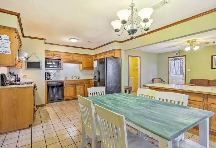 Long Beach Hideaway: Walk To Beach, Shops & Bars!