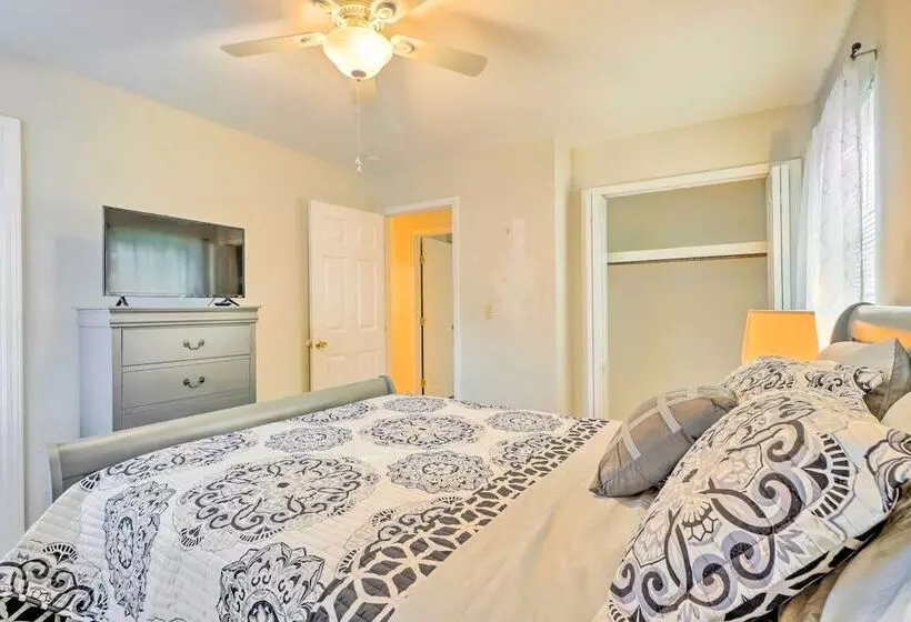 Long Beach Hideaway: Walk To Beach, Shops & Bars!