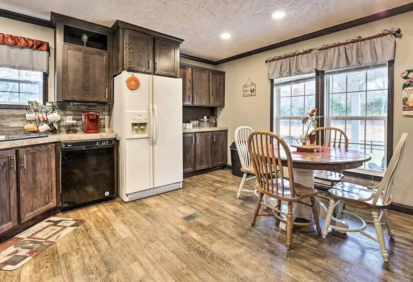 Lovely Sadieville Retreat W/ Deck & Grill!